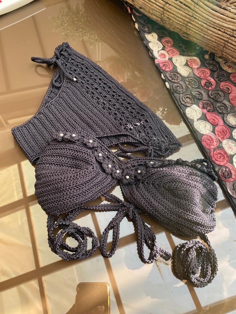 Costume Bikini realizzato all'uncinetto inpreziosito da fiorellini in tinta