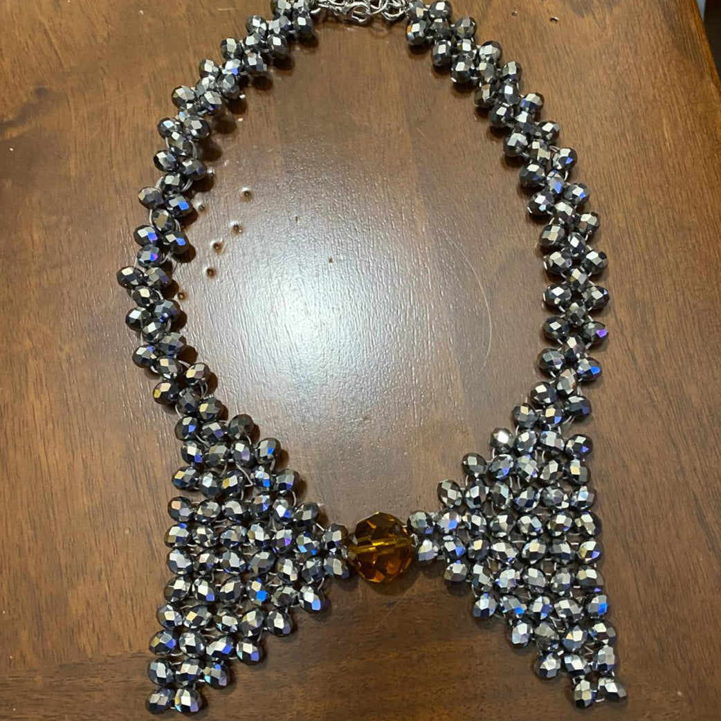 Papillon di perle argentate fatto a mano