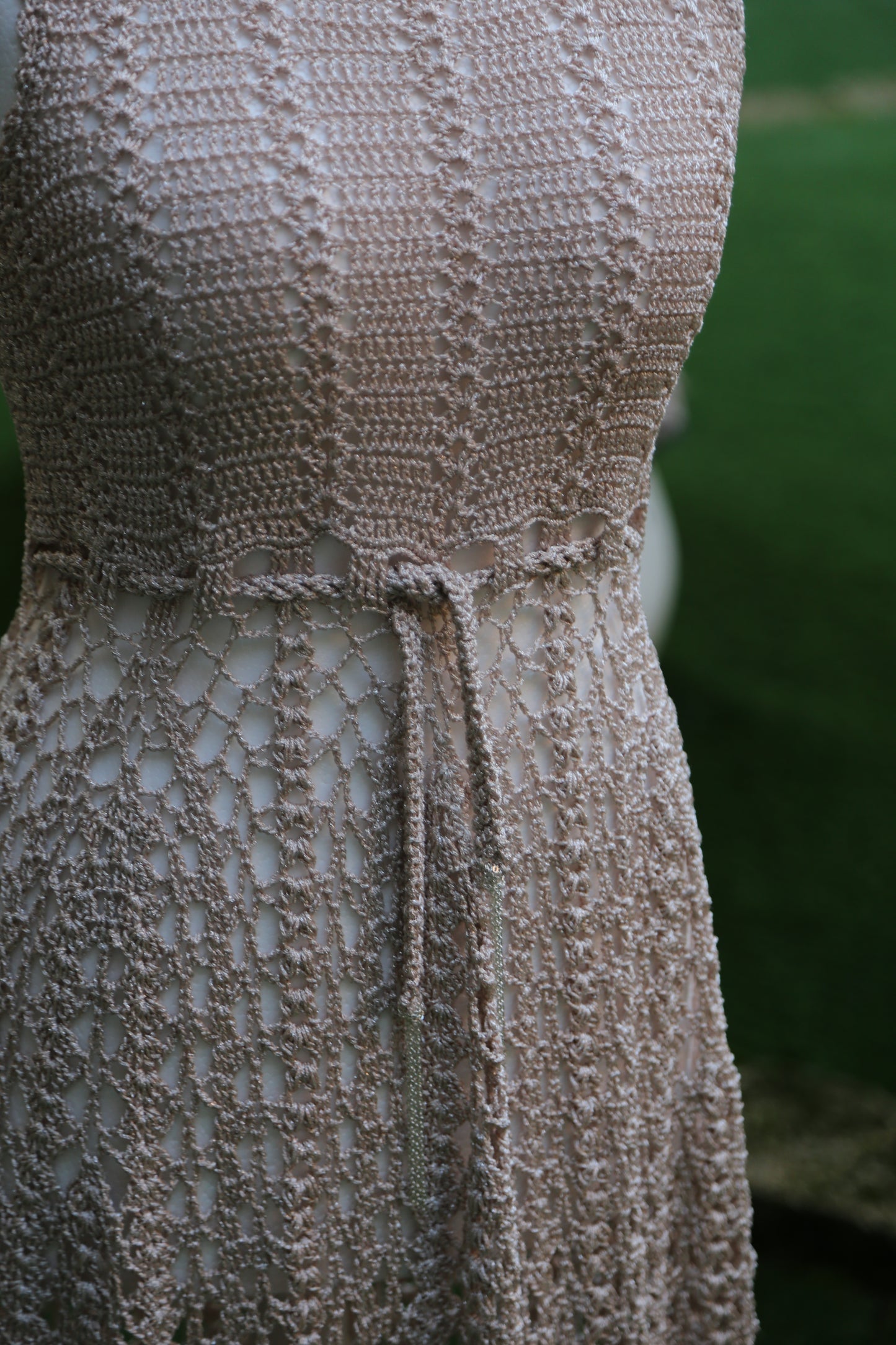 Vestito lungo con cinta smanicato realizzato completamente a mano