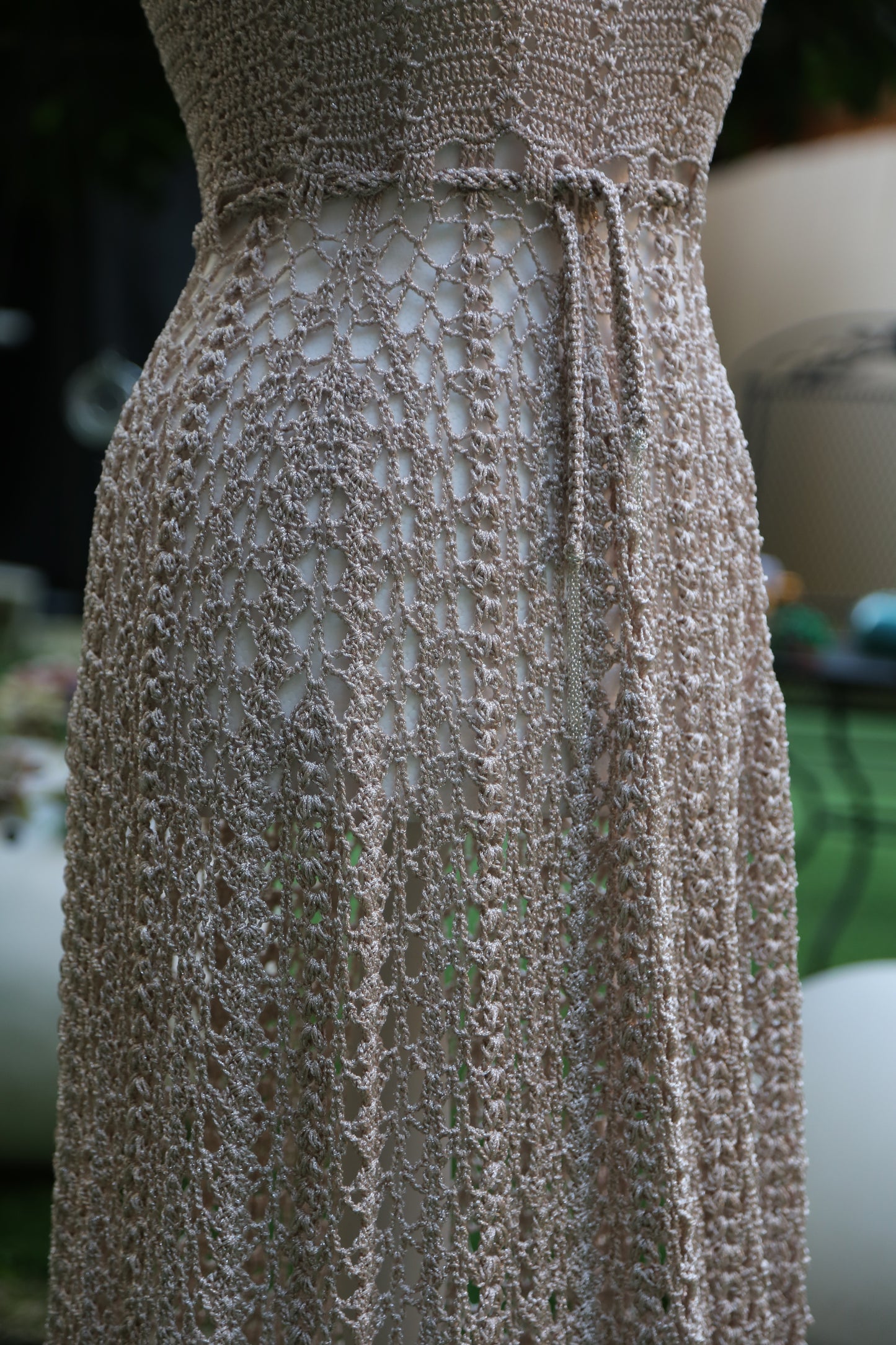Vestito lungo con cinta smanicato realizzato completamente a mano