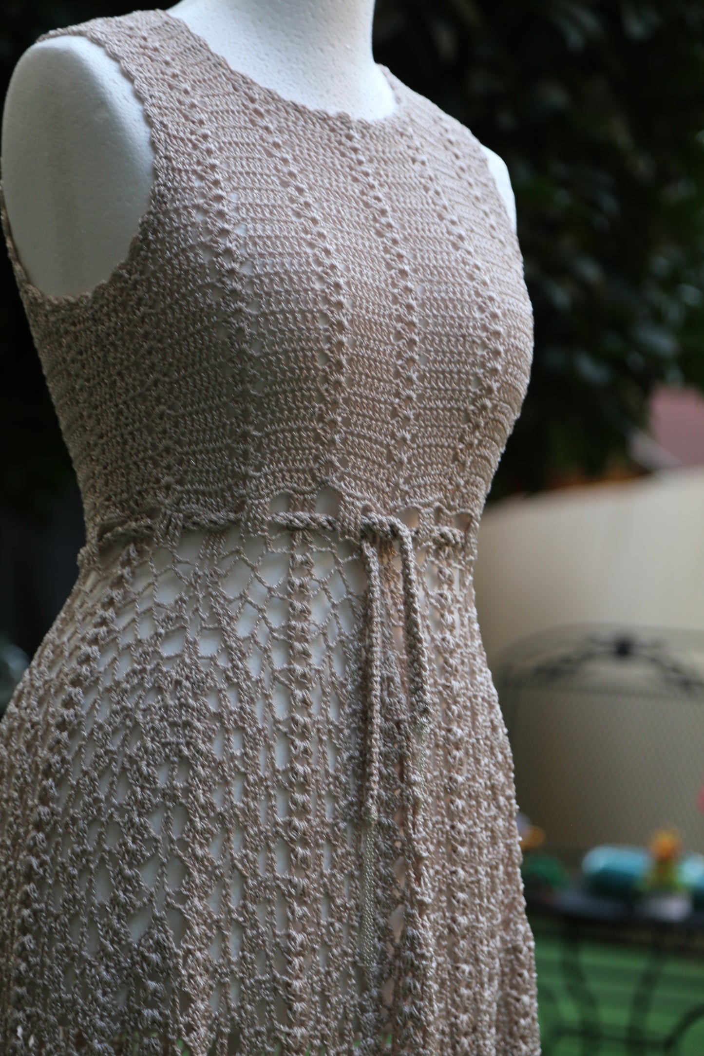 Vestito lungo con cinta smanicato realizzato completamente a mano
