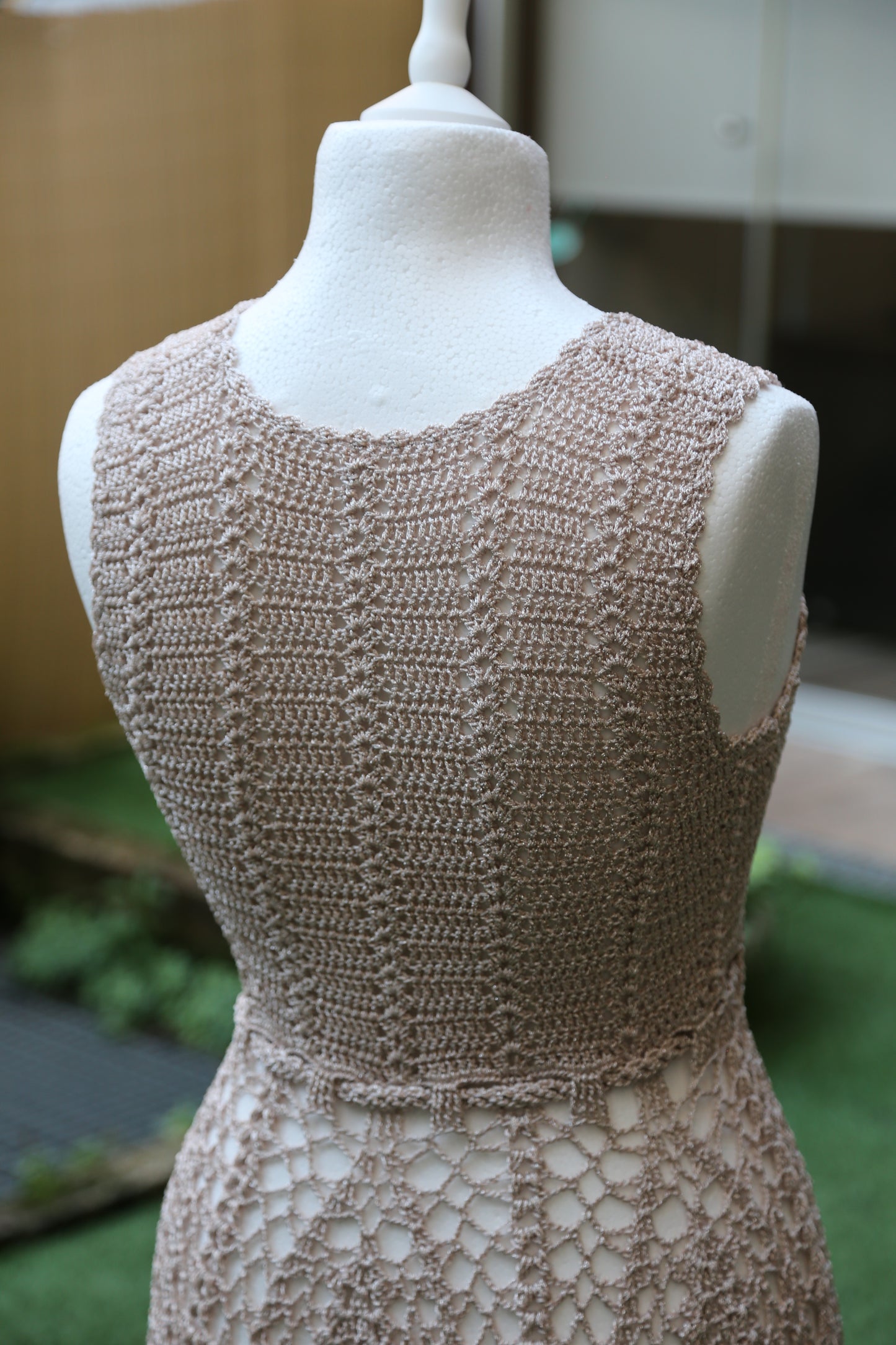 Vestito lungo con cinta smanicato realizzato completamente a mano